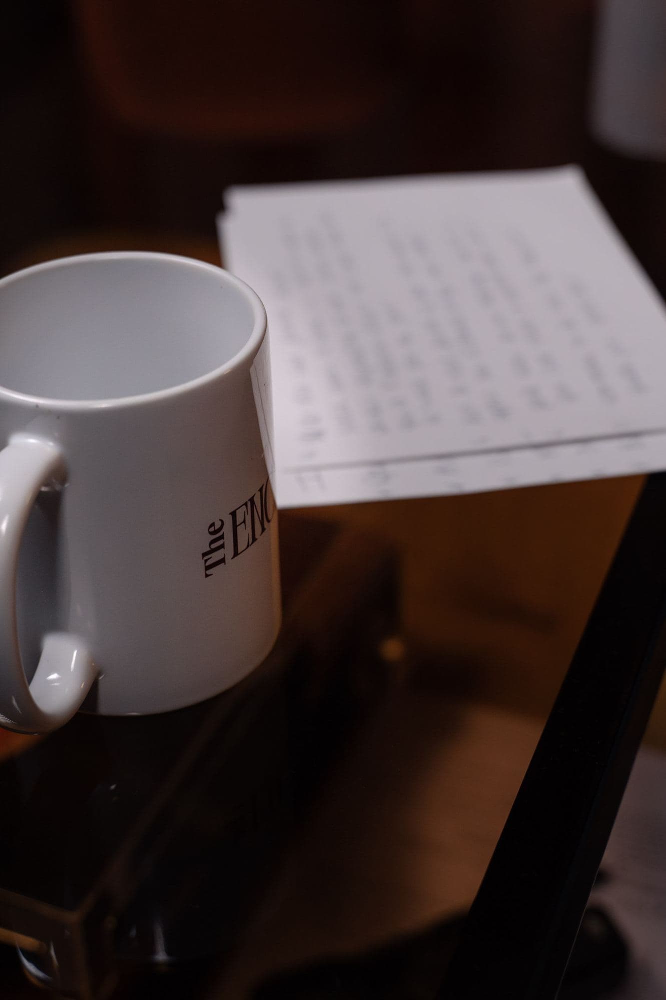 Notes manuscrites et tasse avant l'enregistrement