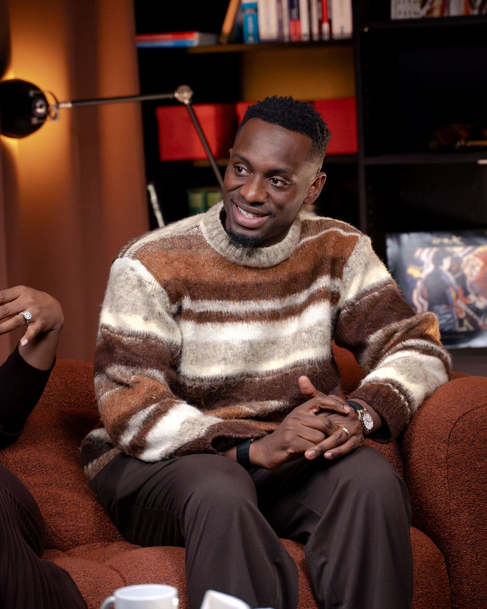 Invité de l'épisode 7 en pull rayé